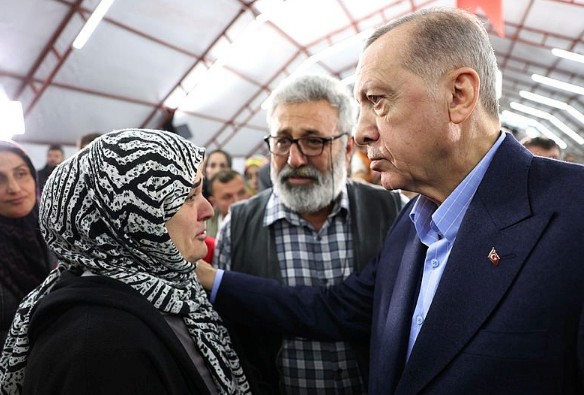 Başkan Erdoğan Adıyaman'da depremzedelerle iftarda bir araya geldi: Yürekleri ısıtan diyalog